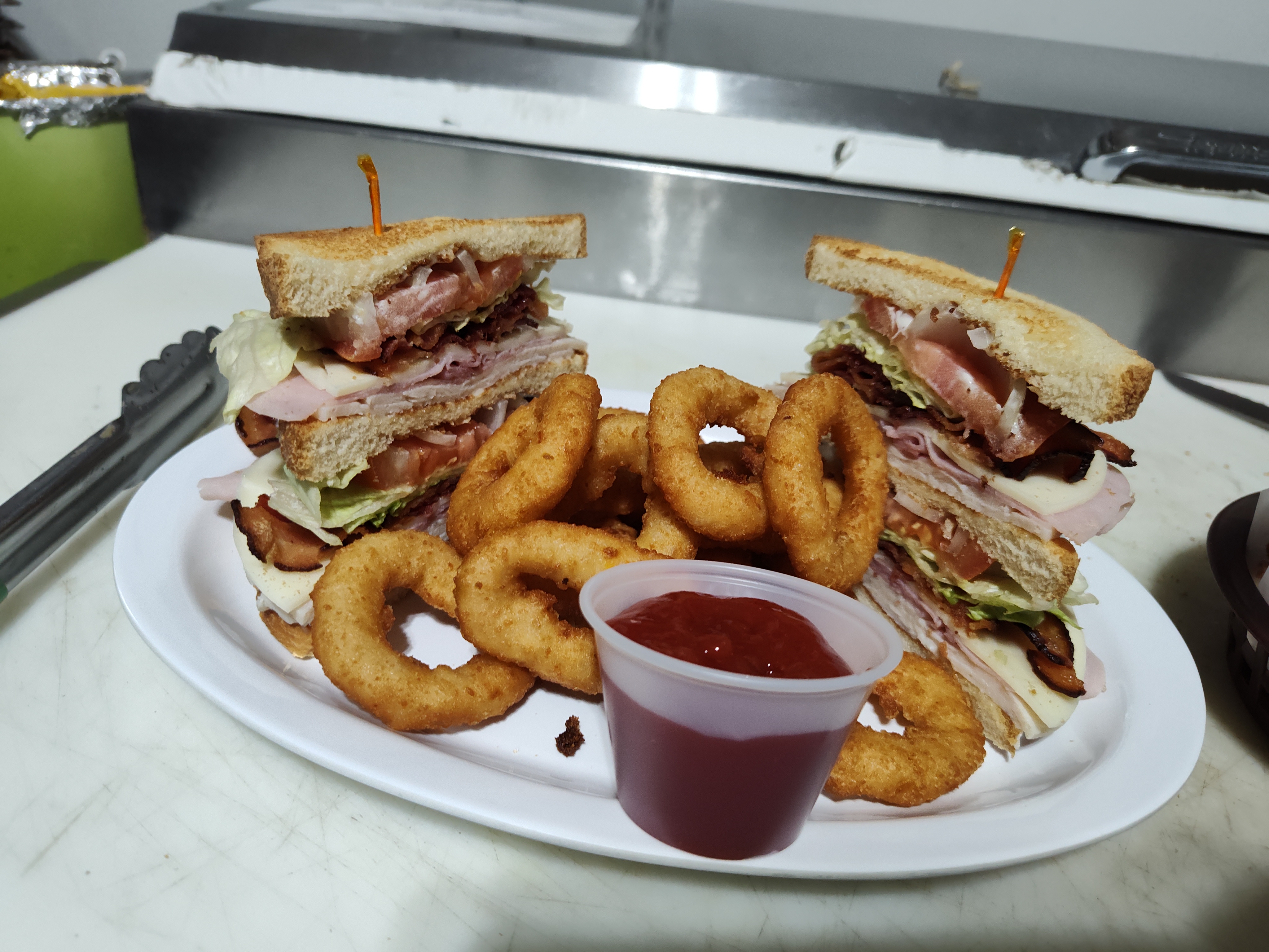 Club sandwich with onion rings