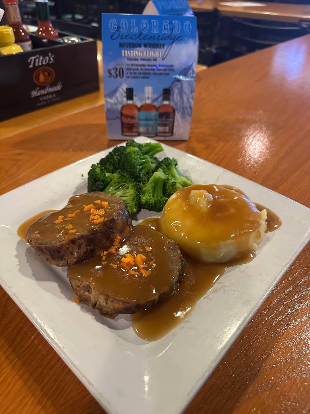 Meatloaf, mashed potatoes with brown gravy, broccoli.  YUM